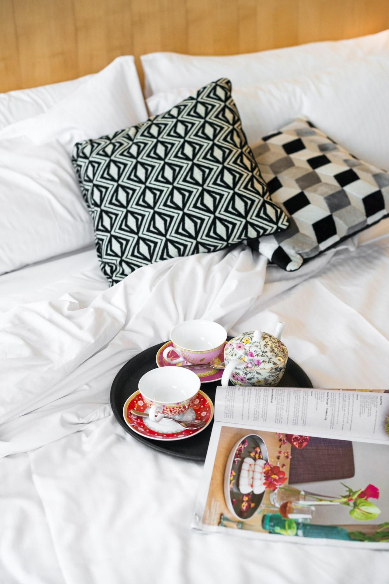 Adelphi Hotel Melbourne Exterior foto A bed with cushions