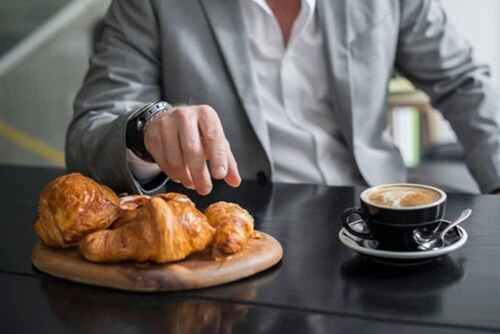Adelphi Hotel Melbourne Exterior foto A man with a coffee and a pastry
