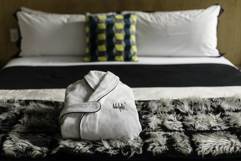 Adelphi Hotel Melbourne Exterior foto A bathrobe on a bed