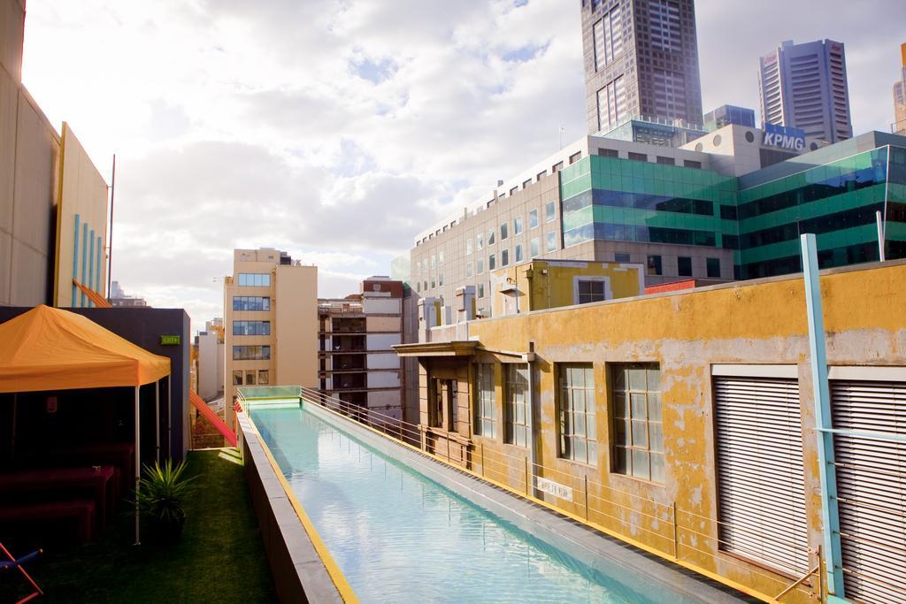 Adelphi Hotel Melbourne Exterior foto The pool at the rooftop of the Standard East Village